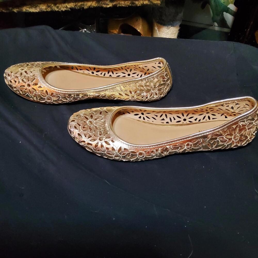 8.5 Laced Gold Flats they fit like an 8 and I wasn’t told that 🙄